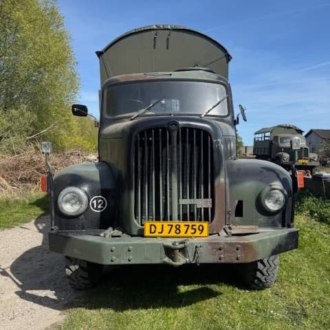 Studentervogn i militær grønt tema